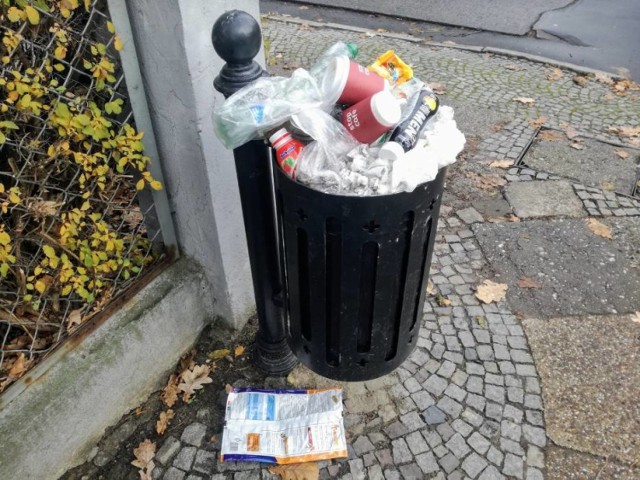 Sterty śmieci na chodnikach, na trawnikach, za przystankami...  butelki, puszki, torby foliowe... to niestety nierzadki widok na ulicach Warszawy. Kosze są tak przeładowane, że smieci wysypują się na chodniki.
