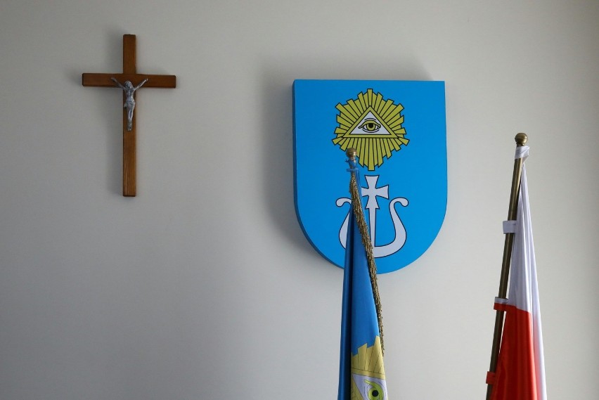 Awantura o flagę UE w Woli Krzysztoporskiej. Rada gminy przegłosowała usunięcie jej z sali obrad [ZDJĘCIA, FILM]