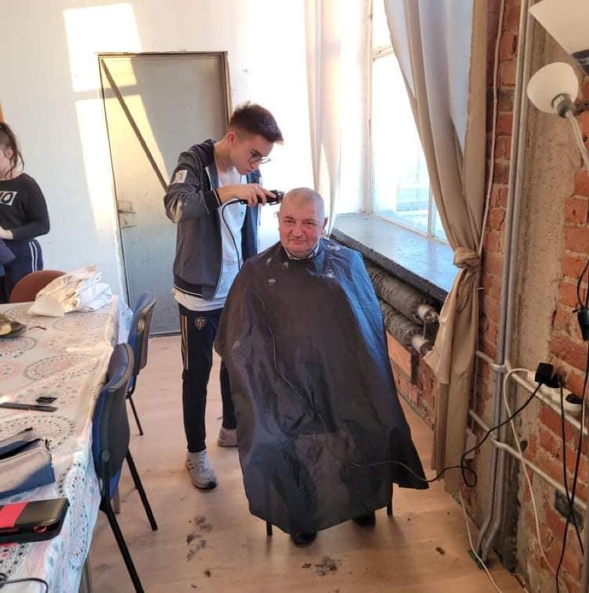 Kaliscy fryzjerzy sprawili niespodziankę podopiecznym fundacji CHOPS. ZDJĘCIA