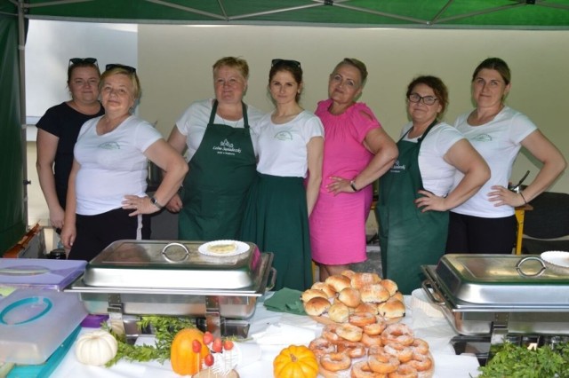 Na pikniku gastronomicznym w skarżyskim muzeum panie z kół gospodyń wiejskich oferują przygotowane przez siebie przysmaki.