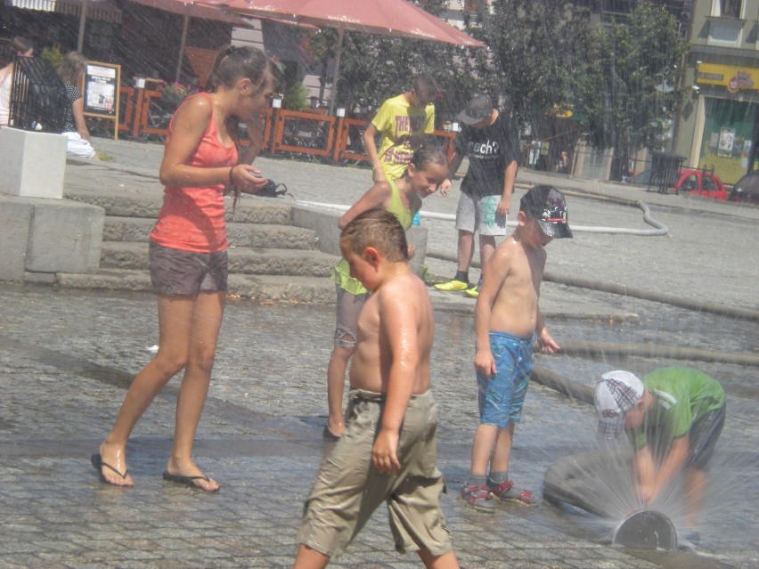 Na rynku zamontowano kurtynę wodną. Szukających ochłody nie...