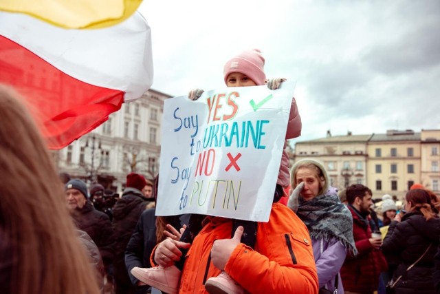 Kraków 20.02.2022. Akcja solidarności z Ukrainą. Protest na Rynku Głównym