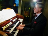 Koncert organowy w wykonaniu Jacka Brzostowskiego w Sieradzu. Zbierano datki na remont klasztoru