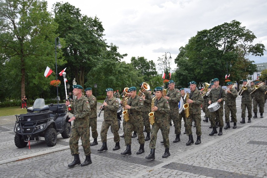 Przysięga żołnierzy 1. Podlaskiej Brygady Obrony Terytorialnej. Wiceminister Zieliński dziękował ich rodzinom [ZDJĘCIA]