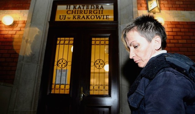 Bogumiła Biel przed oddziałem krakowskiego szpitala, gdzie o życie walczy jej mama
