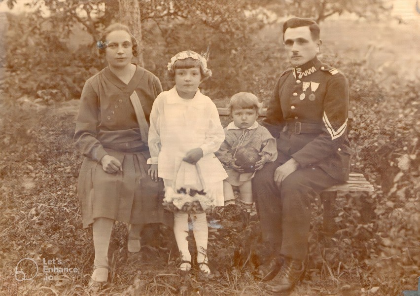 Władysława Bauer z domu Baumert, córki Eugenia i Teresa oraz Jan Bauer. 1930 r.