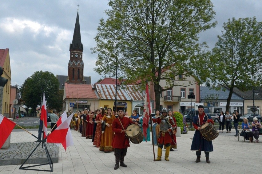 Jan III Sobieski na Rynku w Rozwadowie. Wyjątkowe wydarzenie w Stalowej Woli z okazji 340. rocznicy bitwy pod Wiedniem. Zobacz zdjęcia