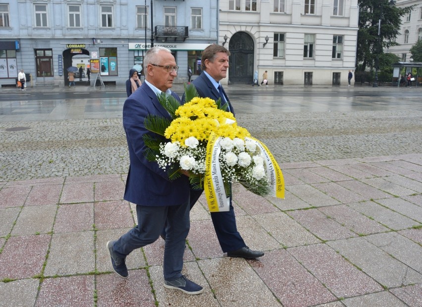 Piotrków: Kwiaty w rocznicę urodzin Karola Wojtyły