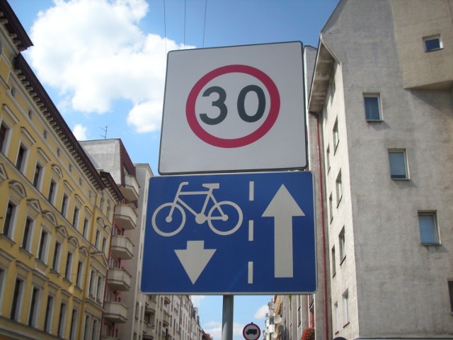 Z takim znakiem możemy spotkać się we Wrocławiu- wjeżdżamy na ulicę jednokierunkową, na której został wyznaczony pas do jazdy rowerem z przeciwnej strony.