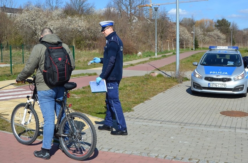 Koronawirus. Policjanci, strażnicy, żołnierze na ulicach Pruszcza i powiatu kontrolują przestrzeganie nowych przepisów |ZDJĘCIA