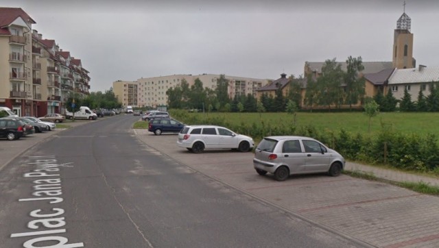 Przy ul. Plac Jana Pawła II mogłyby powstać nowe miejsca parkingowe i oświetlenie.
