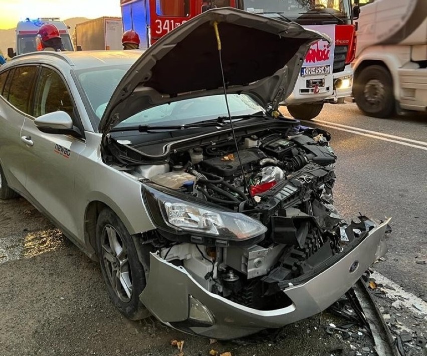 Kurów. Wypadek na DK 75. Czołowo zderzyły się dwie osobówki. Dwie osoby poszkodowane trafiły do szpitala. Zobacz zdjęcia