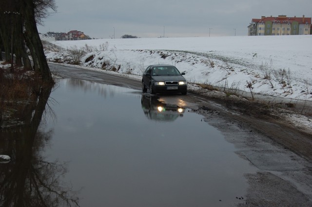 Tak wygląda rozlewisko na drodze powiatowej do Koślinki