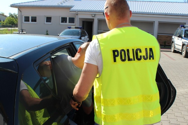 Zajmujący się sprawą policjanci, mając na względzie chuligański charakter czynu popełnionego w miejscu publicznym podczas imprezy sportowej, zwrócili się z wnioskiem do sądu o rozpatrzenie postępowania w trybie przyspieszonym.


Dzisiaj (12.06.13) jeden z 37-latków usłyszał wyrok skazujący go na karę jednego roku bezwzględnego pobytu za więziennymi kratami. Jego kompan ma karę pozbawienia wolności w zawieszeniu.


Najmłodszy z awanturników 17-latek, niedługo po zdarzeniu, wrócił do jednego z młodzieżowych ośrodków wychowawczych, gdzie przebywa za wcześniejsze konflikty z prawem. Wkrótce jego postępowanie oceni sąd.