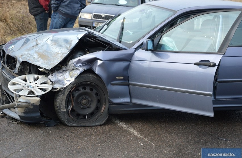 Wypadek w Pikutkowie. Zderzenie dwóch samochodów marki BMW [zdjęcia, wideo]
