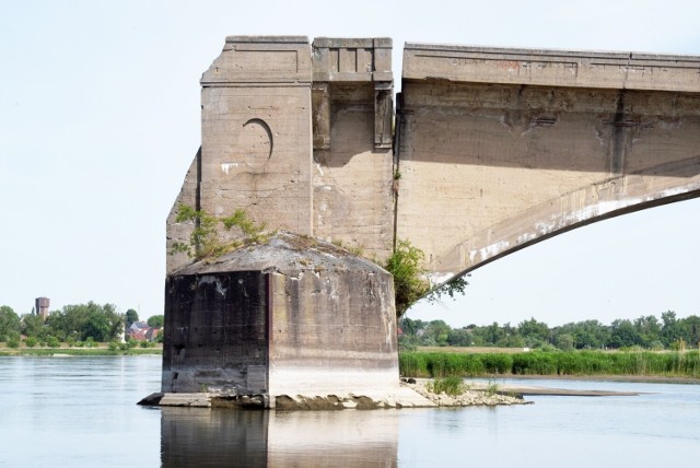 Wysadzony most w Kłopocie, a raczej jego ruiny, od lat są obiektem zainteresowań turystów