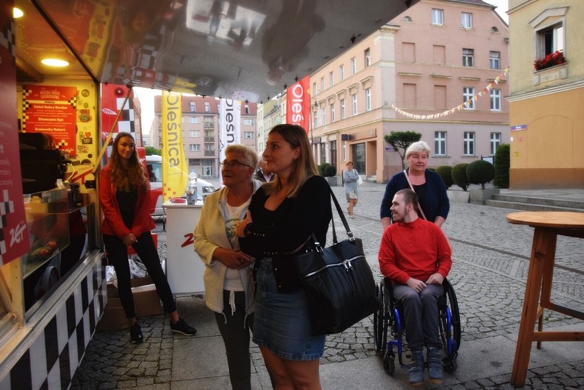 Oleśniczanie na śniadanie z Radiem Zet. Na oleśnickim Rynku serwują śniadanie za darmo! (ZDJĘCIA)