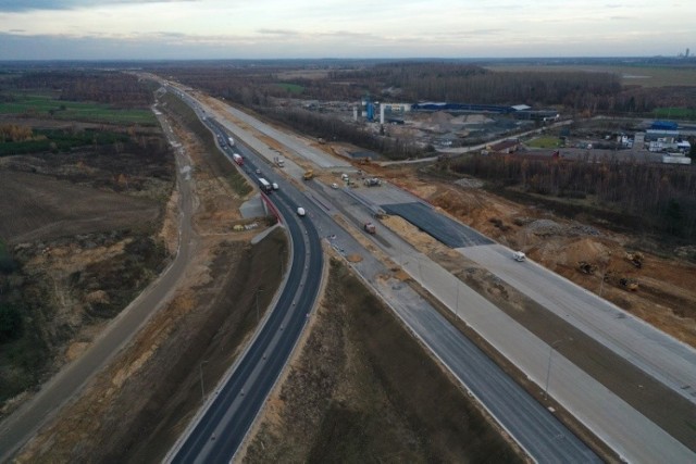 Tak w połowie listopada 2019 r. wyglądała autostrada A1. To odcinek, który po wyrzuconej z placu budowy firmie Salini, kończy konsorcjum firm Strabag, Budimex i Budpol. Jak widać na zdjęciu, wszędzie jest już położona betonowa nawierzchnia autostrady.