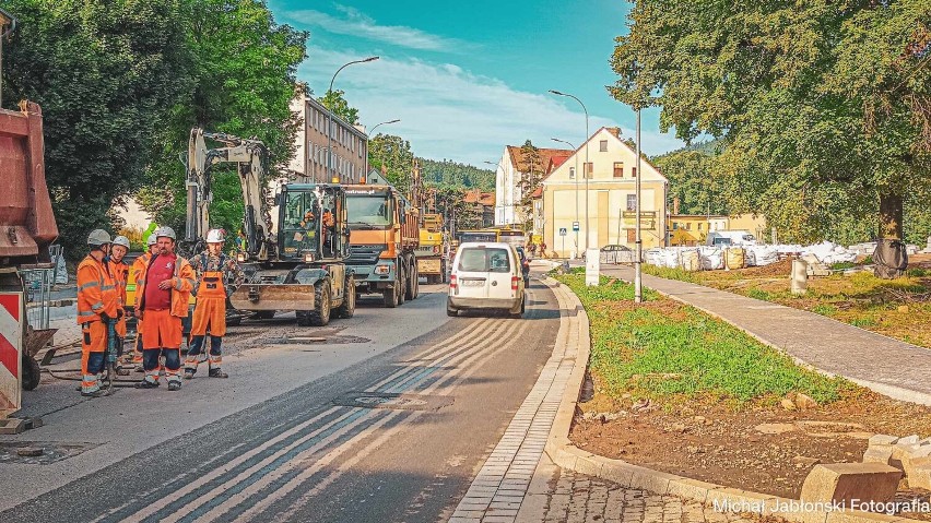 Drogowcy leją asfalt na Sobięcinie w Wałbrzychu. Uwaga na...