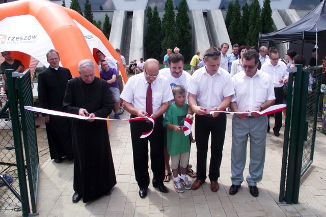 Wstęgę przecinali (od lewej): ks. Jan Szczupak, prezydent Tadeusz Ferenc, Robert Zapora ze stowarzyszenia Sztuka Ulicy wraz z przedstawicielem młodego pokolenia deskorolkarzy, radny Marcin Deręgowski oraz przewodniczący miejskiej Komisji Kultury, Sportu i Turystyki Czesław Chlebek.