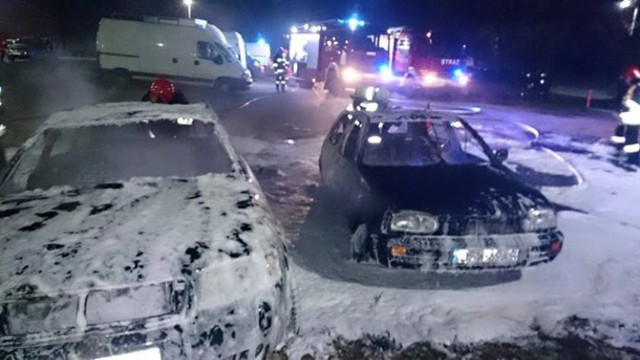 Pożar aut na ulicy Koszarowej w Strzegomiu