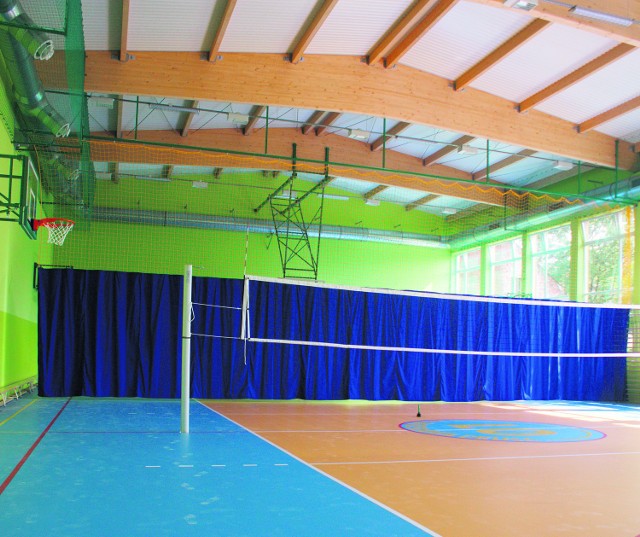 Salę można podzielić na dwa lub trzy niezależne sektory. Na każdym można grać w koszykówkę i siatkówkę