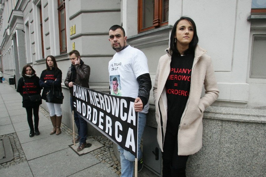 Protest przed sądem w Legnicy (ZDJĘCIA)