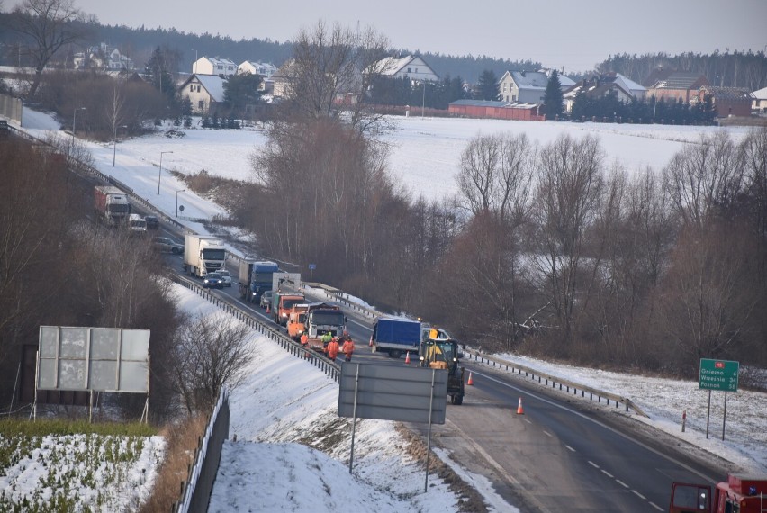 Jankowo Dolne. Na drogę krajową wylała się PULPA ZIEMNIACZANA. Są utrudnienia w ruchu! [FOTO]