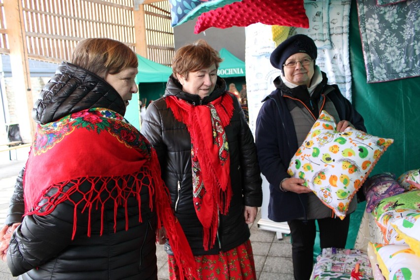 Jarmark wielkanocny w Lubochni odbywał się w niedzielę,...