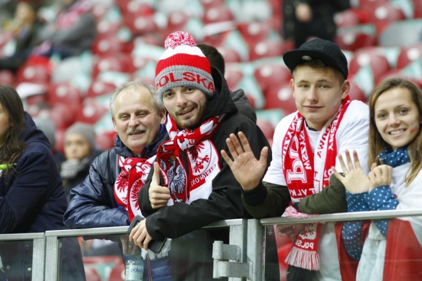 Polska - Urugwaj. Piękne kibicki i głośni kibice na...