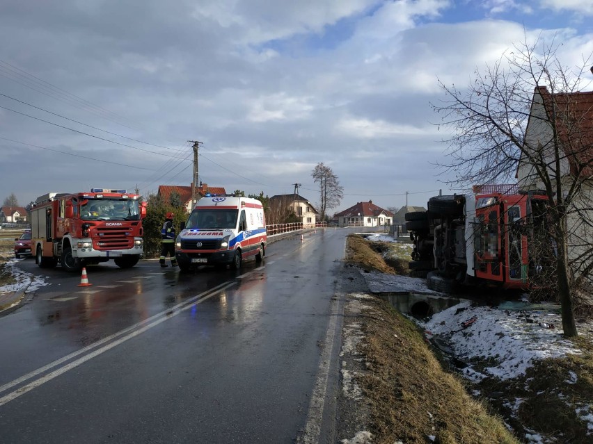 Damienice. Wóz bojowy straży pożarnej zjechał z drogi i wpadł do rowu [ZDJĘCIA]