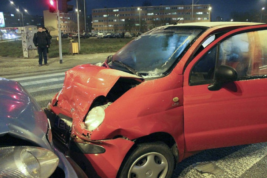 Wypadek przy dworcu Łódź Żabieniec. Sprawcą pijany kierowca [ZDJĘCIA]