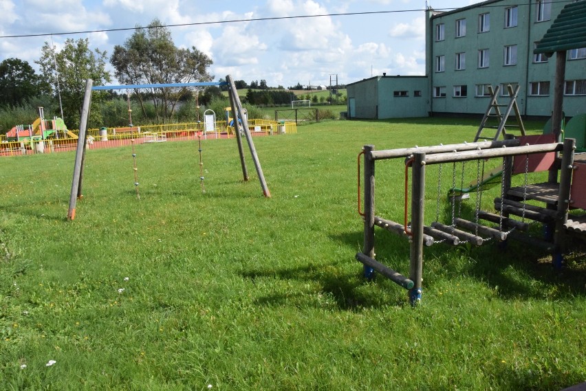 Przy szkole znajdują się dwa place zabaw - stary i nowy. Z...