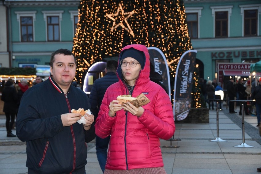 Ostatni dzień jarmarku bożonarodzeniowego w Kielcach. Na Rynku występy i diabelski młyn [WIDEO, ZDJĘCIA]