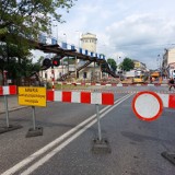 Zamknięty przejazd kolejowy w Piotrkowie zaskoczył kierowców. PKP PLK poprawiają przejazd przez torowisko