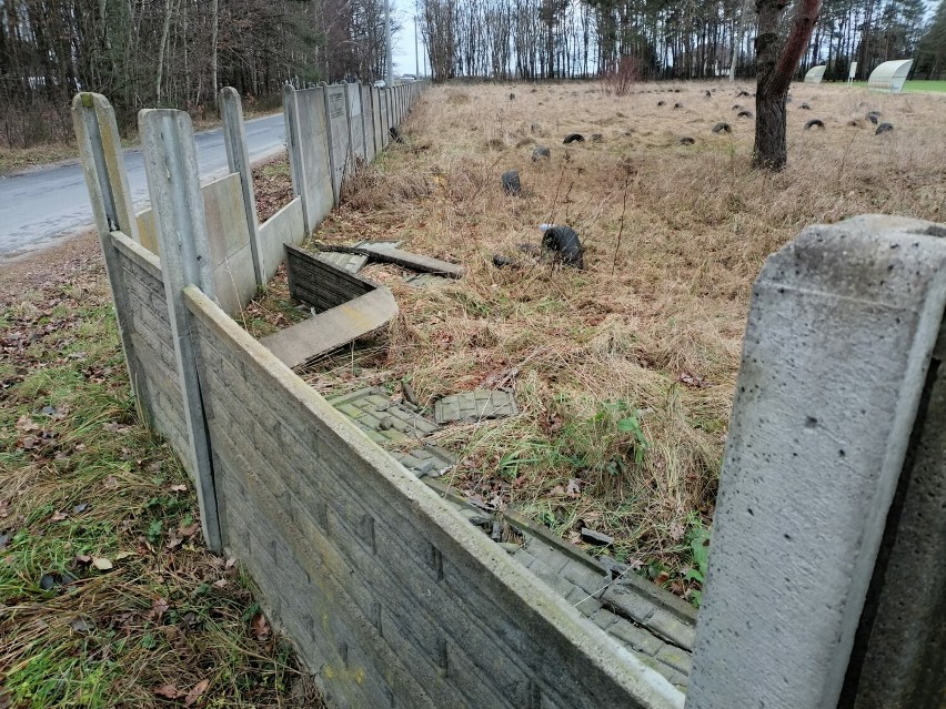 Wandale zniszczyli ogrodzenie boiska w Strońsku.  Ich wybryk...
