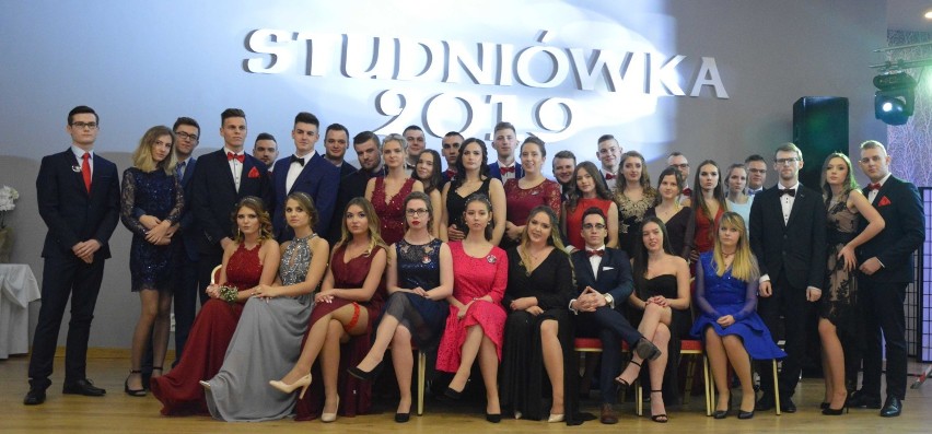 Studniówka 2019 ZSP 3 w Malborku [ZDJĘCIA cz. 3]. Pamiątkowe fotografie klasowe 