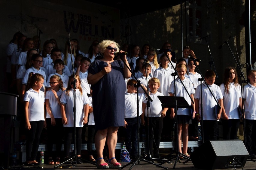 Koncert "Serce dziecka". Najmłodsi otrzymali książeczki o zniszczeniu Wielunia [ZDJĘCIA, WIDEO]