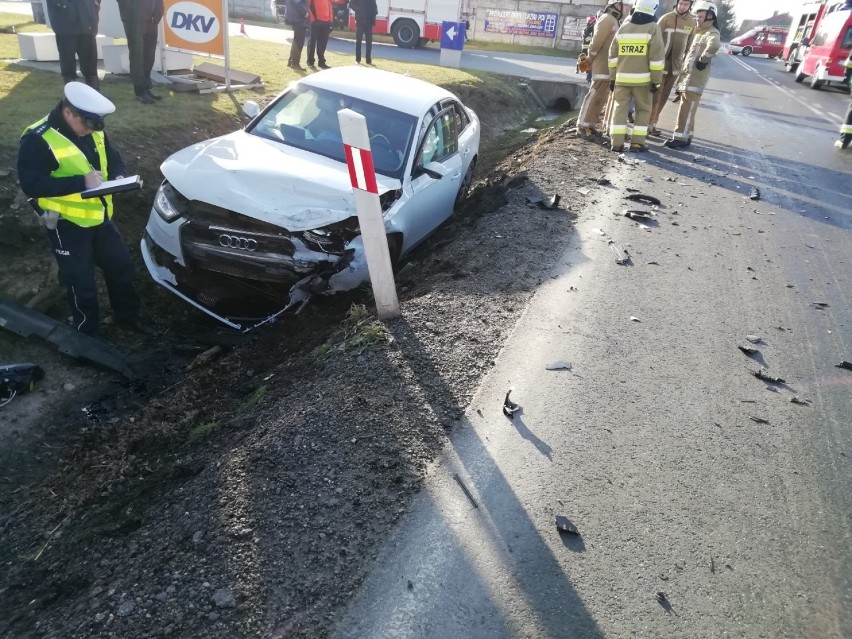 Wypadek w gminie Kodrąb na dk 42. Volkswagen uderzył w audi, trzy osoby ranne [ZDJĘCIA]