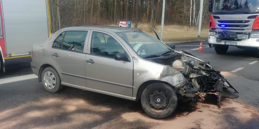 Na miejscu zderzyły się dwa samochody osobowe: skoda i bmw....