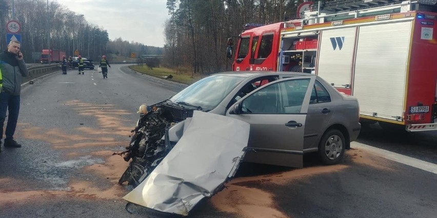 Na miejscu zderzyły się dwa samochody osobowe: skoda i bmw....