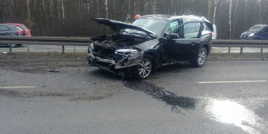 Na miejscu zderzyły się dwa samochody osobowe: skoda i bmw....