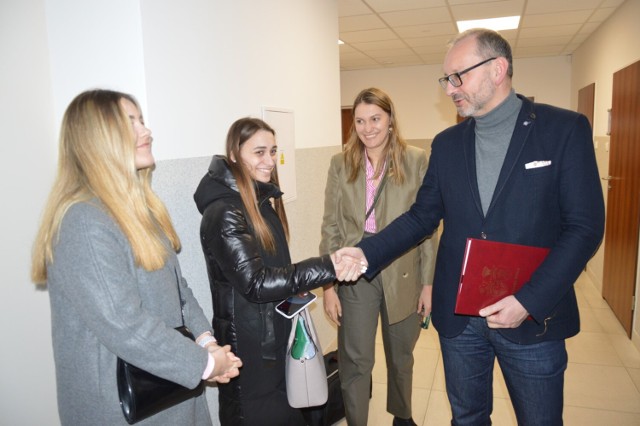 Uchodźcy z Ukrainy mogą w Zduńskiej Woli składać wnioski o nadanie numeru PESEL. Zainteresowane osoby już dopytują w Urzędzie Miasta, jak mogą to zrobić