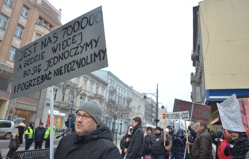 Protest "frankowiczów" w Łodzi na Piotrkowskej