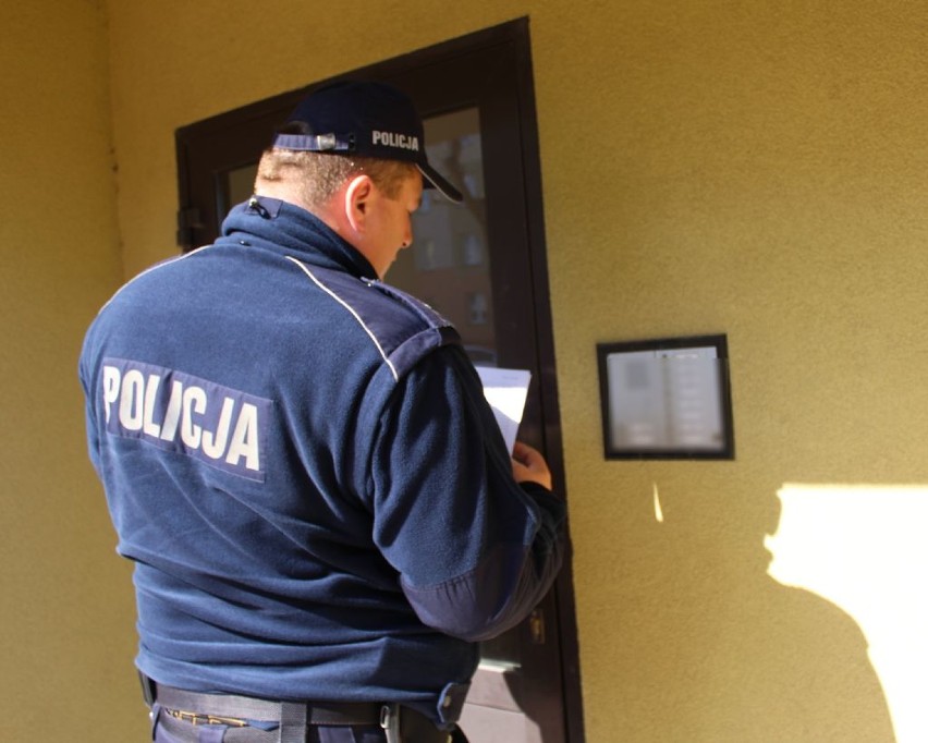 Wieluńscy policjanci kontrolują objętych kwarantanną i apelują przez megafon[FOTO,WIDEO]