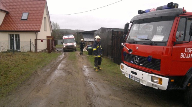 Karetka ugrzęzła w błocie w Dobrzewinie, gmina Szemud