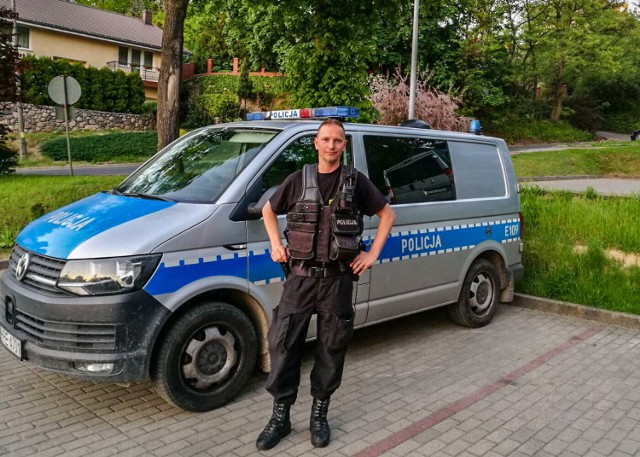 Miał blisko 2,5 promila i dożywotni zakaz prowadzenia pojazdów mechanicznych. Jechał od krawężnika do krawężnika. Z auta wyciągnął go policjant po służbie, zabierając kierowcy kluczyki. 60-latek jechał do pracy i spieszył się zmienić swego kolegę.

Sierż. Jacek Koprowski to policjant z pięcioletnim stażem w policji. Obecnie służbę pełni w sztabie Komendy Miejskiej Policji w Gorzowie Wlkp. Ale lwią część swej pracy spędził w Oddziałach Prewencji, gdzie zdobywał doświadczenie. Zdarzenie, w którym brał udział, miało miejsce w poniedziałek, 7 maja, w Gorzowie Wlkp. przy ul. Słowiańskiej na wysokości gorzowskiej pływalni po godzinie 18.00.



Dwa auta osobowe - hyundai, za kierownicą którego siedział sierż. Jacek Koprowski będąc poza służbą oraz citroen, a za sterami mężczyzna w wieku około 60 lat. - Obaj czekali na zielone światło sygnalizatora. Kiedy się pojawiło ruszyli. Ale kierujący citroenem miał wyraźne problemy z optymalną jazdą i nic sobie z tego nie robił. Jechał od krawężnika do krawężnika zmuszając inne pojazdy do drogowej ekwilibrystyki - mówi nadkom. Marcin Maludy, rzecznik prasowy lubuskiej policji. 

Sierż. Jacek Koprowski mimo, że w tym czasie pozostawał poza służbą, postanowił zatrzymać podejrzanie jadącego kierowcę. Droga dwujezdniowa była w pełni wykorzystywana przez kierowcę citroena, jadącego to jednym, to drugim pasem. Policjant w pewnym momencie wyprzedził auto i próbował je wyhamować delikatnie zwalniając. Mężczyzna zablokował drzwi. Był niepocieszony takim obrotem sprawy. - Próbował kontynuować swą jazdę. Nie chciał oddać kluczyków i ruszył w dalszą podróż z policjantem, który zawiesił się na jego drzwiach. Na szczęście podczas szamotaniny funkcjonariusz wydobył przez otwarte okno kluczyki ze stacyjki i przerwał nieodpowiedzialną jazdę kierowcy - mówi M. Maludy. 

Kierowca citroena nie powinien w ogóle wsiadać za kierownicę. Miał bowiem orzeczony dożywotni zakaz prowadzenia pojazdów. Ale to nie koniec kłopotów 60-letniego gorzowianina. Podczas badania trzeźwości okazało się, że mężczyzna jest pijany. W organizmie miał blisko 2,5 promila alkoholu. Po wytrzeźwieniu zostaną z jego udziałem przeprowadzone czynności procesowe. Usłyszy co najmniej dwa zarzuty. Za złamanie sądowego zakazu oraz jazdę w stanie nietrzeźwości. Grozi mu 5 lat pozbawienia wolności.

Zobacz też wideo: KRYMINALNY CZWARTEK - 3.05.2018 - Werbowali kobiety, zmuszali je do prostytucji. Uczynili sobie z tego stałe źródło dochodu. Zatrzymała ich lubuska policja


