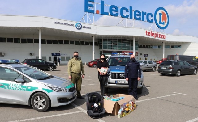 Policjanci i funkcjonariusze straży granicznej pomagają małym pacjentom warszawskiego szpitala.