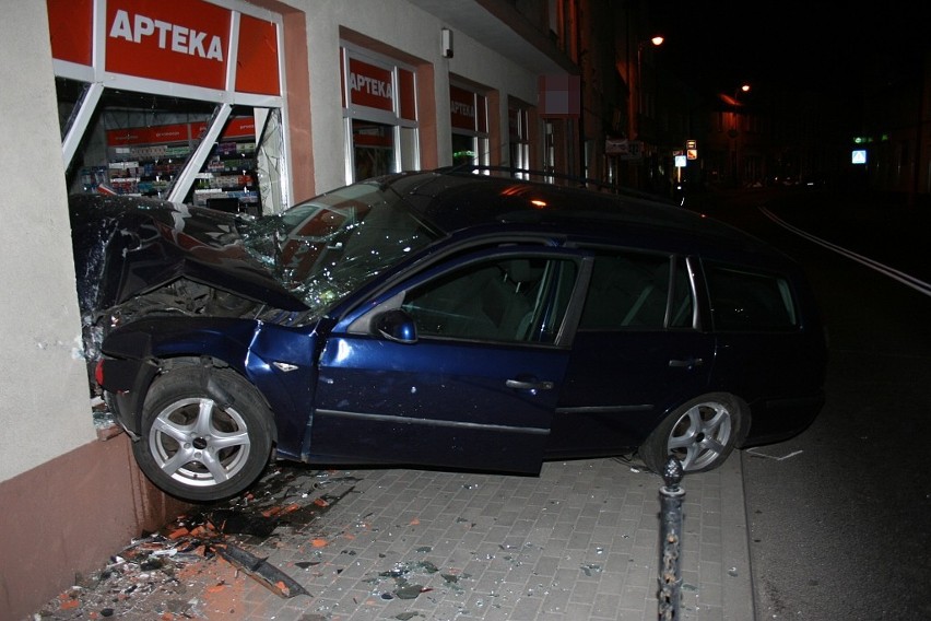 Wypadek w Sępólnie Krajeńskim na Hallera. Auto wjechało w aptekę. Trzy osoby ranne [ZDJĘCIA]