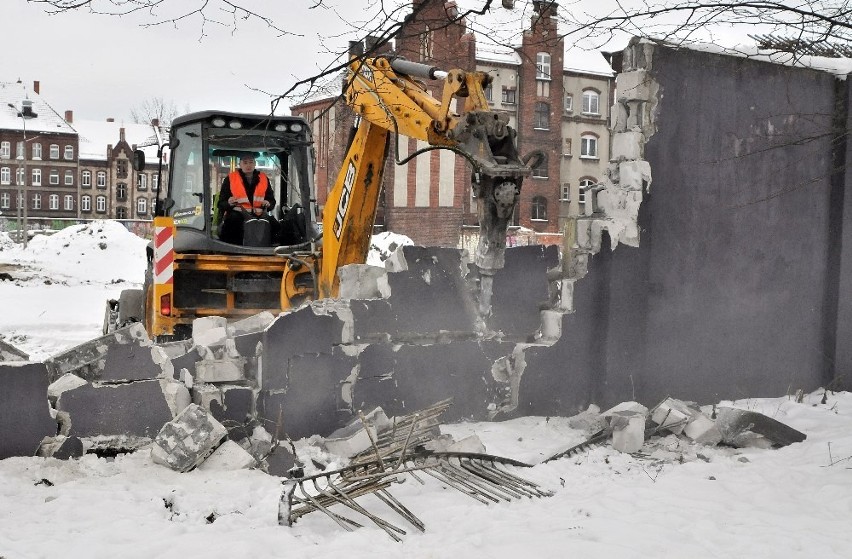 Gdańsk: Wyburzanie muru, na którym zapisano wspomnienia stoczniowców, pod Nową Wałową [ZDJĘCIA]